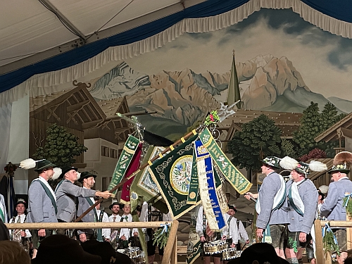 Übergabe der Gaustandarte
